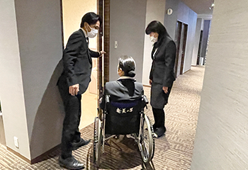 車いすのお客様をお部屋へご案内